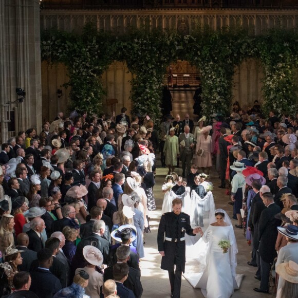 Meghan Markle, duchesse de Sussex, dans sa robe de mariée Givenchy réalisée par Clare Waight Keller, et le prince Harry lors de leur mariage à Windsor le 19 mai 2018.