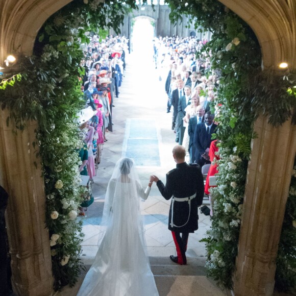 Meghan Markle, duchesse de Sussex, dans sa robe de mariée Givenchy réalisée par Clare Waight Keller, et le prince Harry lors de leur mariage à Windsor le 19 mai 2018.