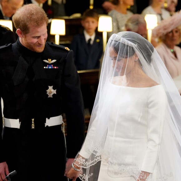 Meghan Markle, duchesse de Sussex, dans sa robe de mariée Givenchy réalisée par Clare Waight Keller, et le prince Harry lors de leur mariage à Windsor le 19 mai 2018.