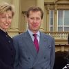 Lord Ivar Mountbatten et la comtesse Sophie de Wessex avec le cycliste tétraplégique Steve Osborne au palais de Buckingham à Londres en mai 2002.