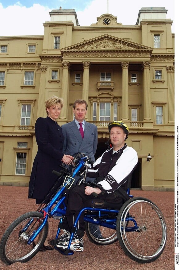 Lord Ivar Mountbatten et la comtesse Sophie de Wessex avec le cycliste tétraplégique Steve Osborne au palais de Buckingham à Londres en mai 2002.