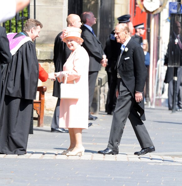 La reine Elizabeth II et le duc d'Edimbourg au mariage de Zara Phillips le 30 juillet 2011 à Edimbourg.