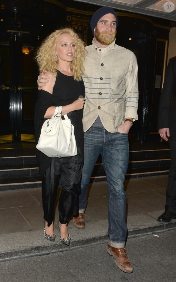 Kylie Minogue et son ex-compagnon Joshua Sasse à la sortie de l'hôtel Dorchester à Londres, le 23 avril 2016. © CPA/Bestimage