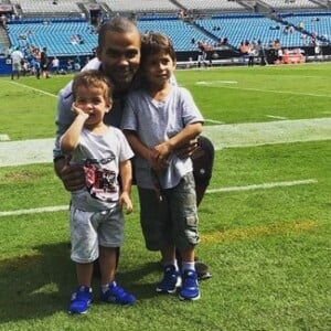 Tony Parker avec ses fils Liam et Josh Bank of America Stadium de Charlotte pour assister à un match des Panthers (football américain), le 23 septembre 2018.