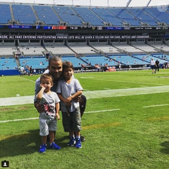 Tony Parker avec ses fils Liam et Josh Bank of America Stadium de Charlotte pour assister à un match des Panthers (football américain), le 23 septembre 2018.