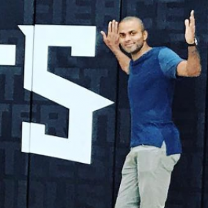 Tony Parker pose devant les couleurs de sa nouvelle équipe, les Hornets de Charlotte, sur Instagram, le 13 juillet 2018.