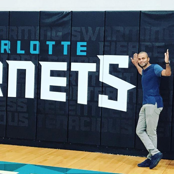 Tony Parker pose devant les couleurs de sa nouvelle équipe, les Hornets de Charlotte, sur Instagram, le 13 juillet 2018.
