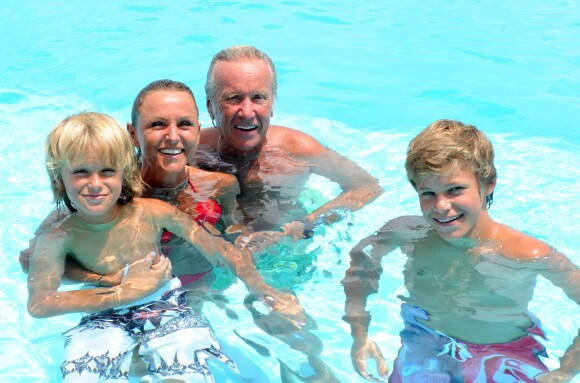 Exclu : Yves et Karin Rénier avec leurs fils, Oscar et Jules, à Saint-Barthélemy le 10 août 2012.