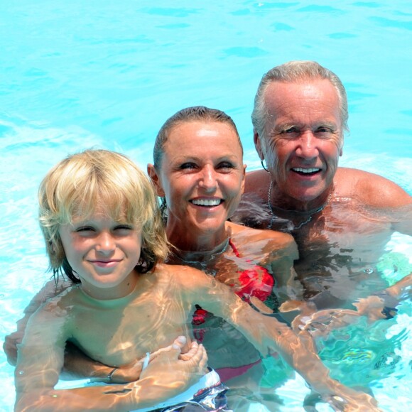 Exclu : Yves et Karin Rénier avec leurs fils, Oscar et Jules, à Saint-Barthélemy le 10 août 2012.