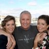 Exclusif - Yves Rénier pose avec ses deux filles Samantha et Lola lors du Festival de Fiction TV de La Rochelle, le 13 septembre 2018. © Patrick Bernard/Bestimage