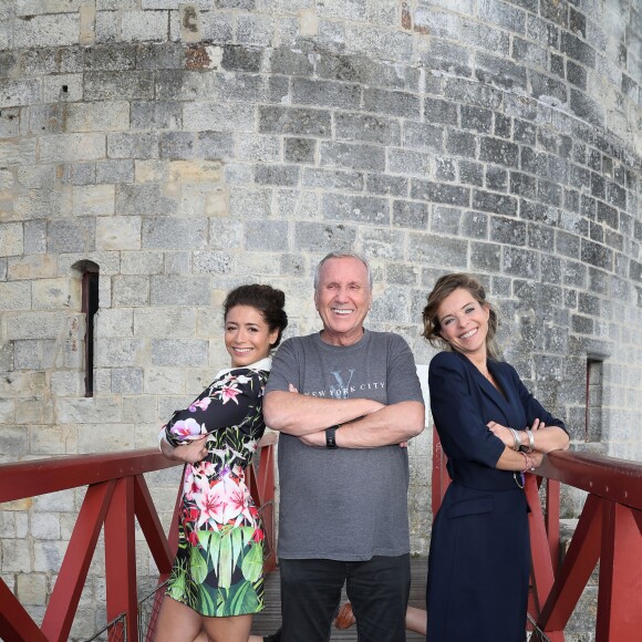 Exclusif - Yves Rénier pose avec ses deux filles Samantha et Lola lors du Festival de Fiction TV de La Rochelle, le 13 septembre 2018. © Patrick Bernard/Bestimage