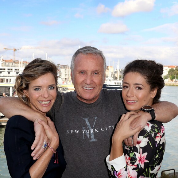 Exclusif - Yves Rénier pose avec ses deux filles Samantha et Lola lors du Festival de Fiction TV de La Rochelle, le 13 septembre 2018. © Patrick Bernard/Bestimage