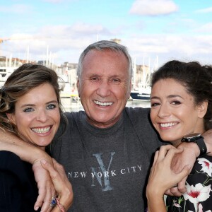 Exclusif - Yves Rénier pose avec ses deux filles Samantha et Lola lors du Festival de Fiction TV de La Rochelle, le 13 septembre 2018. © Patrick Bernard/Bestimage