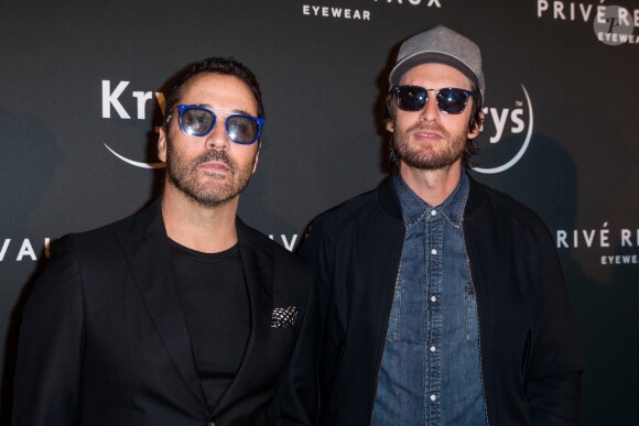 Jeremy Piven et Philippe Lacheau - Soirée de lancement de la collection solaire "Privé Revaux Eye Wear" au café de l'homme à Paris le 27 septembre 2018. © Cyril Moreau/Bestimage