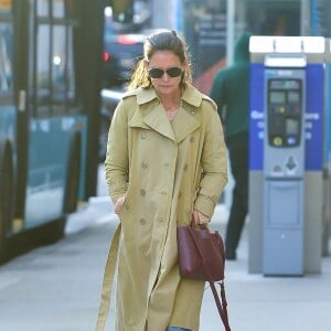 Exclusif - Katie Holmes se balade bras croisés en trench coat dans la rue à New York le 24 septembre 2018.