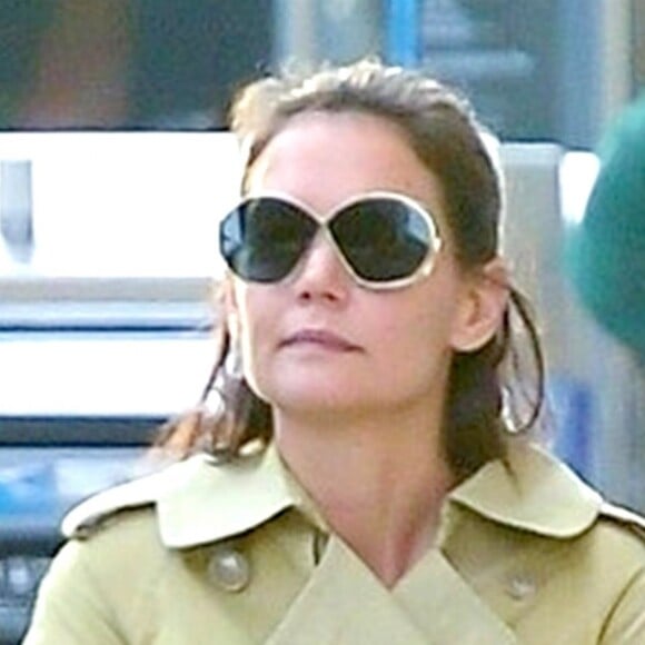 Exclusif - Katie Holmes se balade bras croisés en trench coat dans la rue à New York le 24 septembre 2018.