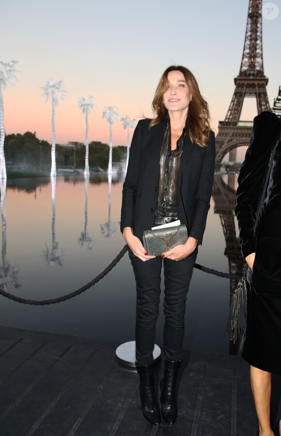 Carla Bruni-Sarkozy au défilé de mode Saint-Laurent prêt-à-porter printemps-été 2019 au Trocadero devant la Tour Eiffel à Paris le 25 septembre 2018 © Denis Guignebourg/Bestimage