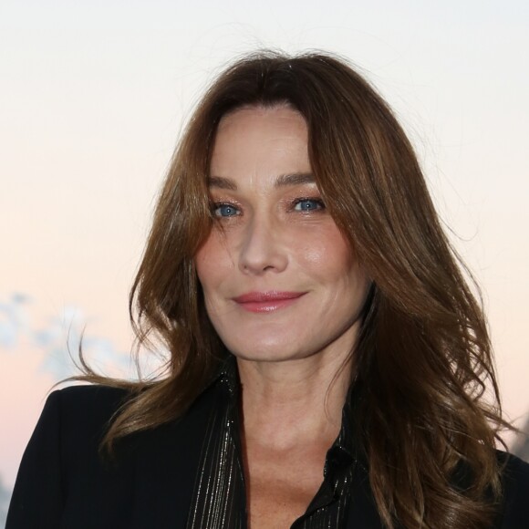 Carla Bruni-Sarkozy au défilé de mode Saint-Laurent prêt-à-porter printemps-été 2019 au Trocadero devant la Tour Eiffel à Paris le 25 septembre 2018 © Denis Guignebourg/Bestimage