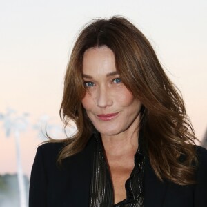 Carla Bruni-Sarkozy au défilé de mode Saint-Laurent prêt-à-porter printemps-été 2019 au Trocadero devant la Tour Eiffel à Paris le 25 septembre 2018 © Denis Guignebourg/Bestimage