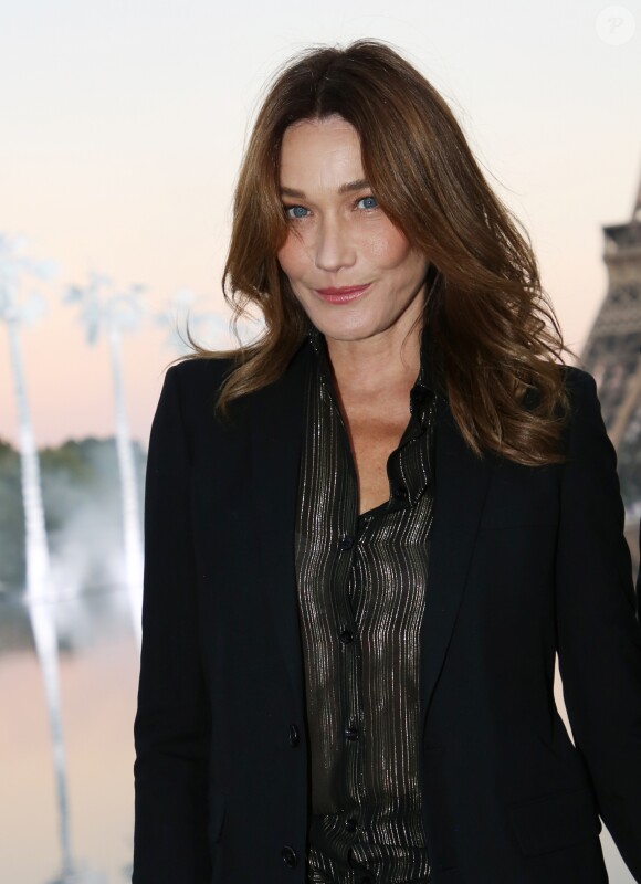 Carla Bruni-Sarkozy au défilé de mode Saint-Laurent prêt-à-porter printemps-été 2019 au Trocadero devant la Tour Eiffel à Paris le 25 septembre 2018 © Denis Guignebourg/Bestimage