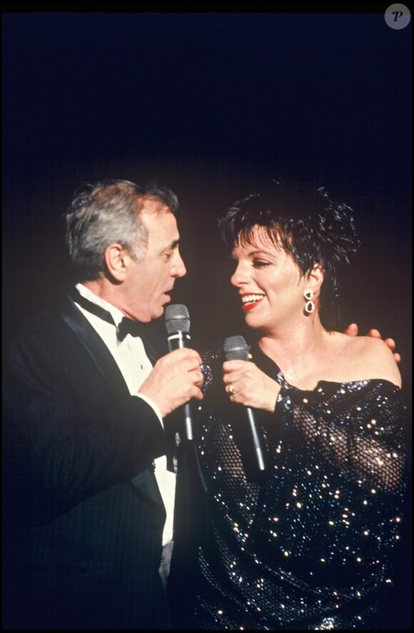 Charles Aznavour et Liza Minnelli sur scène au Lido à PAris, le 20 novembre 1987.