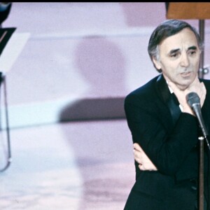 Charles Aznavour sur scène en mars 1986.