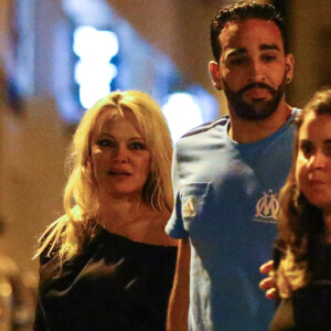 Exclusif - Pamela Anderson et son nouveau compagnon le footballeur français Adil Rami vont dîner en amoureux au restaurant "la Villa" après la victoire de l'OM contre Toulouse (2-0) , Marseille le 24 septembre 2017.