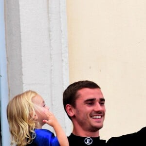 Antoine Griezmann avec le trophée de la coupe du monde de football à sa main gauche et sa fille Mia dans ses bras - Antoine Griezmann venu remercier les supporters de sa ville natale de Mâcon, suite à la victoire de la coupe du monde de football 2018 sur le balcon de l'hôtel de ville © Romain Doucelin / Bestimage   Antoine Griezmann came to thank the supporters of his hometown of Mâcon, following the victory of the 2018 football world cup in Mâcon July 20, 2018.20/07/2018 - Mâcon