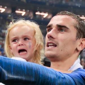 L'équipe de France sur la pelouse du stade Loujniki après leur victoire sur la Croatie (4-2) en finale de la Coupe du Monde 2018 (FIFA World Cup Russia2018), le 15 juillet 2018.  France's Antoine Griezmann with his daughter Mia after winning the 2018 FIFA World Cup final football match against Croatia at Luzhniki Stadium. Team France won the game 4:2 and claimed the World Cup title. Moscow, July 15th, 2018.15/07/2018 - Moscou