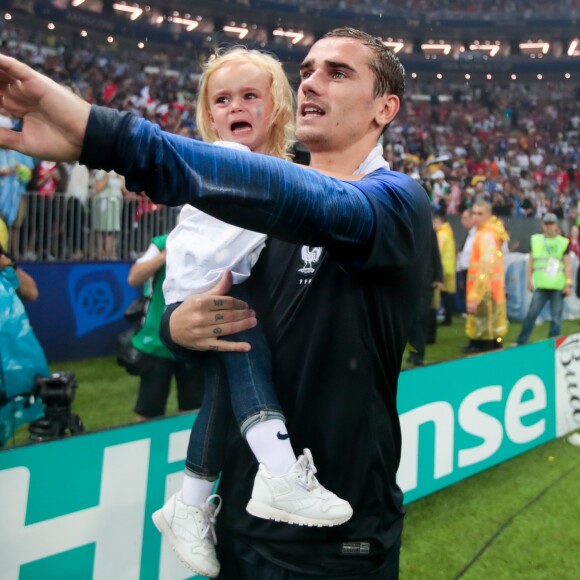 L'équipe de France sur la pelouse du stade Loujniki après leur victoire sur la Croatie (4-2) en finale de la Coupe du Monde 2018 (FIFA World Cup Russia2018), le 15 juillet 2018.  France's Antoine Griezmann with his daughter Mia after winning the 2018 FIFA World Cup final football match against Croatia at Luzhniki Stadium. Team France won the game 4:2 and claimed the World Cup title. Moscow, July 15th, 2018.15/07/2018 - Moscou