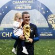 Antoine Griezmann avec la coupe du monde et sa fille Mia  France's forward Antoine Griezmann with his daughter Mia at a victory ceremony after winning their 2018 FIFA World Cup final football match against Croatia at Luzhniki Stadium. Team France won the game 4:2 and claimed the World Cup title. Sergei Bobylev/Itar Tass/Bestimage15/07/2018 - Moscou