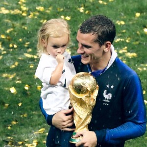 Antoine Griezmann avec la coupe du monde et sa fille Mia  France's forward Antoine Griezmann with his daughter Mia at a victory ceremony after winning their 2018 FIFA World Cup final football match against Croatia at Luzhniki Stadium. Team France won the game 4:2 and claimed the World Cup title. Sergei Bobylev/Itar Tass/Bestimage15/07/2018 - Moscou