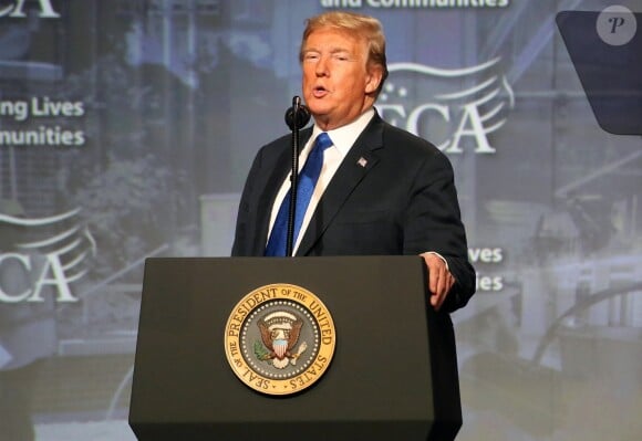 Le président Donald Trump s'exprime lors du "National Electrical Contractors Convention" à Philadelphie le 2 Octobre 2018