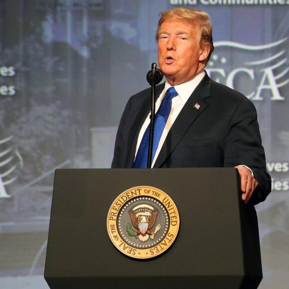 Le président Donald Trump s'exprime lors du "National Electrical Contractors Convention" à Philadelphie le 2 Octobre 2018