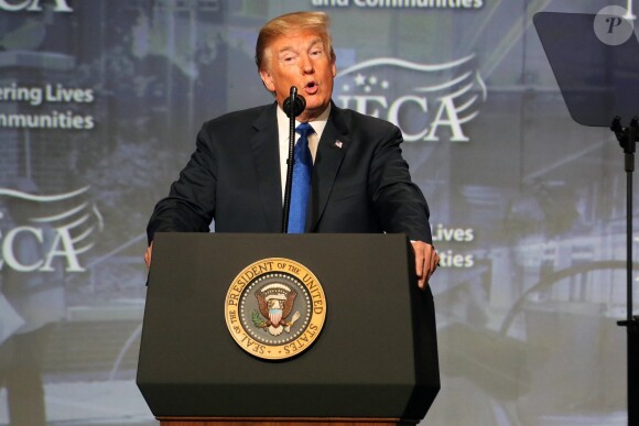 Le président Donald Trump s'exprime lors du "National Electrical Contractors Convention" à Philadelphie le 2 Octobre 2018
