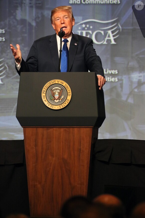 Le président Donald Trump s'exprime lors du "National Electrical Contractors Convention" à Philadelphie le 2 Octobre 2018