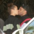 Exclusif - The Weeknd et sa compagne Bella Hadid s'embrassent devant leur hôtel avant de partir déjeuner à Los Angeles, le 26 aout 2018.