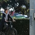 Exclusive - Owen Wilson fait du vélo avec une mystérieuse inconnue dans les rues de Santa Monica, le 15 février 2018