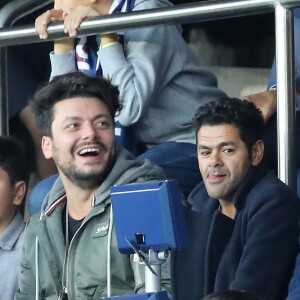 Kev Adams et Jamel Debbouze dans les tribunes lors du match de ligue des champions de l'UEFA opposant le Paris Saint-Germain contre l'Étoile rouge de Belgrade au parc des Princes à Paris, France, le 3 octobre 2018. Le PSG gagne 6-1. © Cyril Moreau/Bestimage