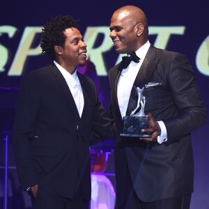 JAY-Z remet à Jon Platt (président et PDG de Warner/Chappell Music) le "Spirit of Life Award" au gala "Music, Film and Entertainment Industries #SpiritofLife 2018" de la fondation City of Hope au Barker Hangar. Santa Monica, le 11 octobre 2018.