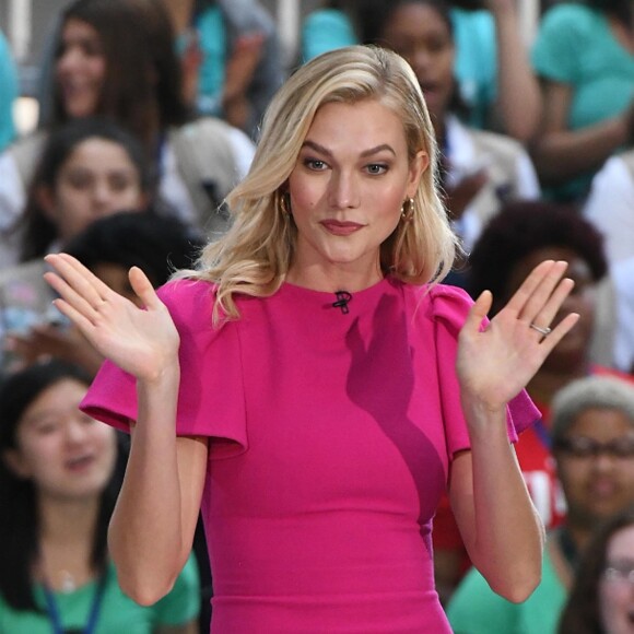 Karlie Kloss sur le plateau de l'émission "NBC's Today" pour célébrer la "Journée internationale de la Fille" à New York, le 11 octobre 2018.
