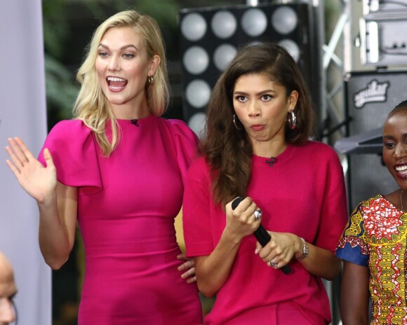 Karlie Kloss et Zendaya sur le plateau de l'émission "NBC's Today" pour célébrer la "Journée internationale de la Fille" à New York, le 11 octobre 2018.