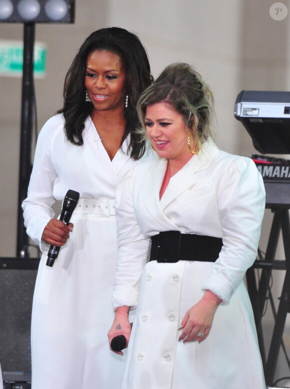 Michelle Obama et Kelly Clarkson sur le plateau de l'émission "NBC's Today" pour célébrer la "Journée internationale de la Fille" à New York, le 11 octobre 2018.