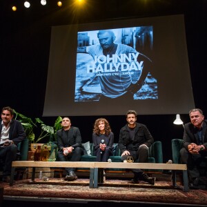 Sébastien Farran (Manager de Johnny Hallyday), Bertrand Lamblot ( directeur artistique du label Warner) Rose-Hélène Chassagne (Directrice Générale du label Warner), Maxim Nucci (compositeur et réalisateur), Thierry Chassagne (Président Warner Music France) lors de la conférence de presse pour la sortie de l'album "Mon pays c'est l'amour" de Johnny Hallyday dans les locaux de Warner Music France à Paris le 15 octobre 2018. © Cyril Moreau / Bestimage