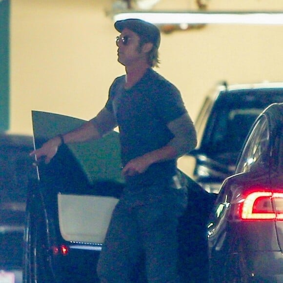Exclusif - Brad Pitt est allé déjeuner dans le quartier de Beverly Hills à Los Angeles, le 14 octobre 2018 For germany call for price Exclusive - Brad Pitt went out for lunch in Los Angeles at Beverly Hills Hotel on a cloudy Sunday afternoon. Word has been going around that the 6 time oscar nominee has been trying to get back in the saddle, while still dealing with his divorce from A. Jolie. 14th october 201814/10/2018 - Los Angeles