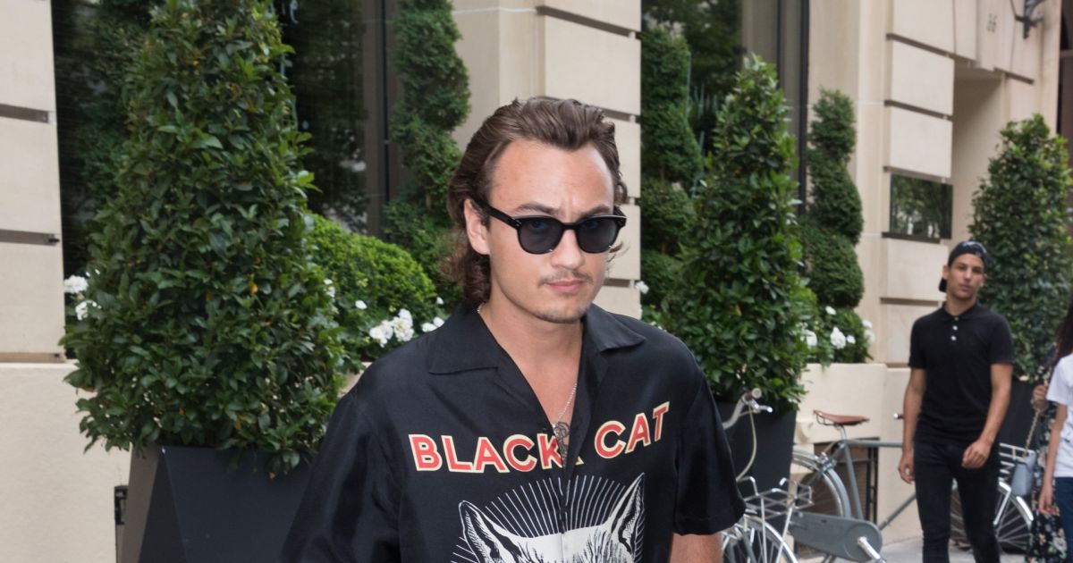 Exclusif - Brandon Lee, le fils de Pamela Anderson, sort de l'hôtel