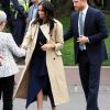 Le prince Harry, duc de Sussex, et Meghan Markle, enceinte, duchesse de Sussex, vont à la rencontre de la foule venue les accueillir, lors de la visite des jardins botaniques de Melbourne, le 18 octobre 2018.