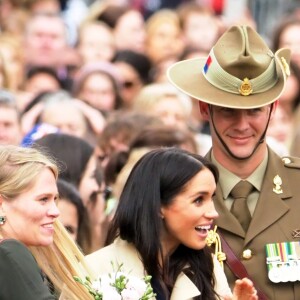 Le prince Harry, duc de Sussex, et Meghan Markle, enceinte, duchesse de Sussex, vont à la rencontre de la foule venue les accueillir, lors de la visite des jardins botaniques de Melbourne, le 18 octobre 2018.