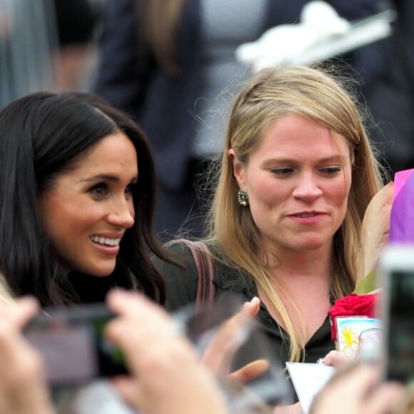 Le prince Harry, duc de Sussex, et Meghan Markle, enceinte, duchesse de Sussex, vont à la rencontre de la foule venue les accueillir, lors de la visite des jardins botaniques de Melbourne, le 18 octobre 2018.