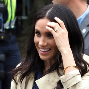 Le prince Harry, duc de Sussex, et Meghan Markle, enceinte, duchesse de Sussex, vont à la rencontre de la foule venue les accueillir, lors de la visite des jardins botaniques de Melbourne, le 18 octobre 2018.